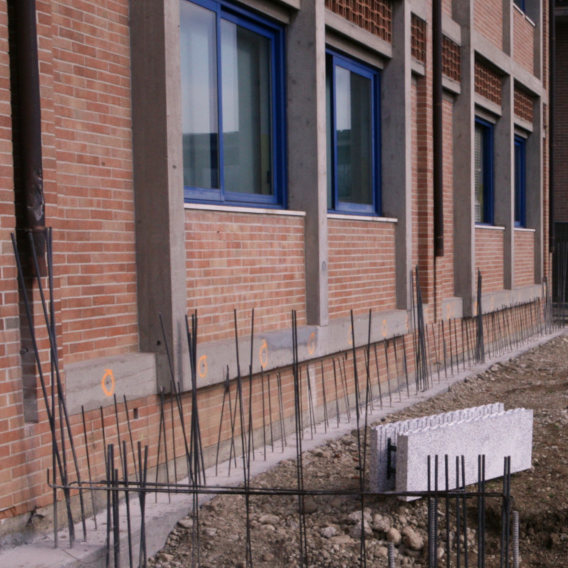 Sistema Pontarolo per il Miglioramento sismico ed energetico sulla parete di una scuola